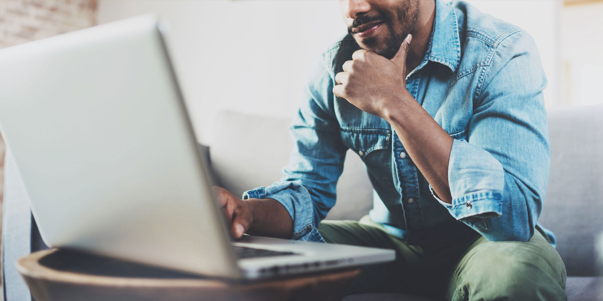 prrivacy policy man on comp